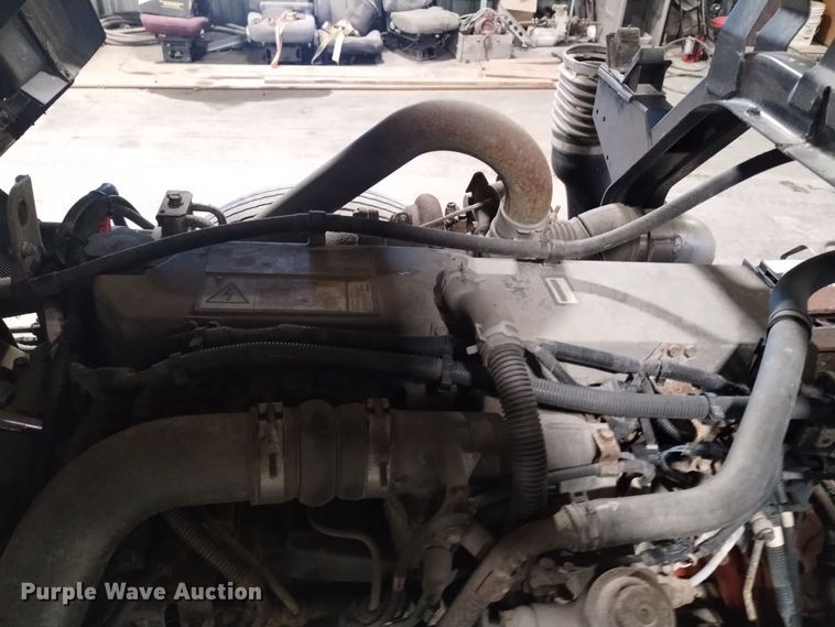 image for item DK8904 2003 GMC T7500  truck cab and chassis