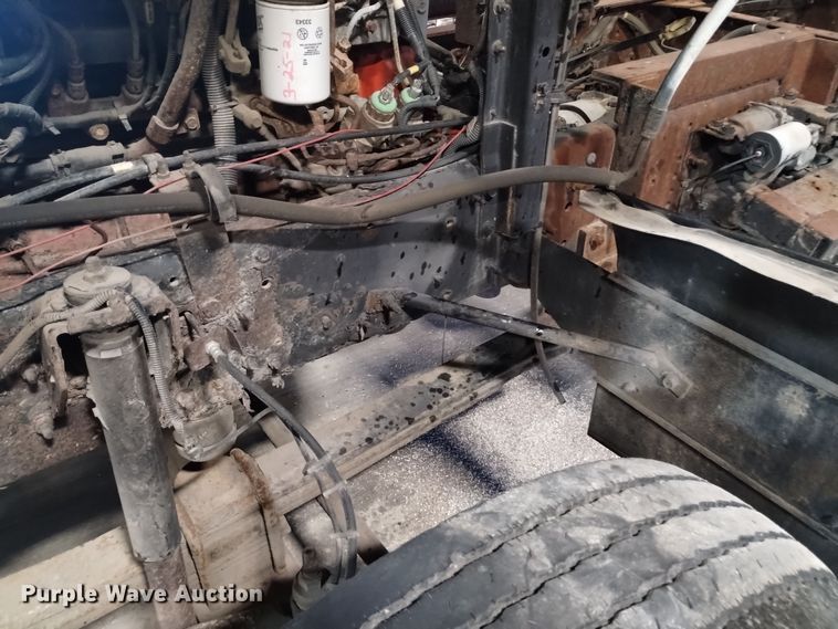 image for item DK8904 2003 GMC T7500  truck cab and chassis