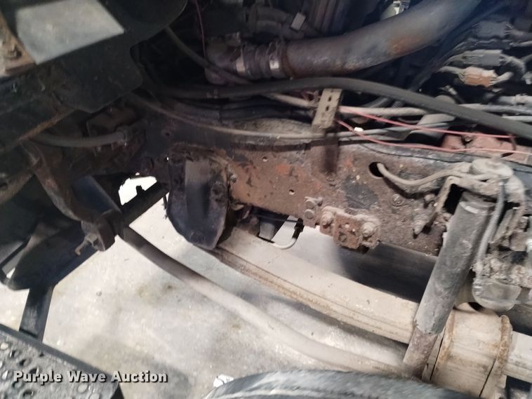 image for item DK8904 2003 GMC T7500  truck cab and chassis