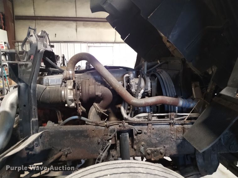 image for item DK8904 2003 GMC T7500  truck cab and chassis