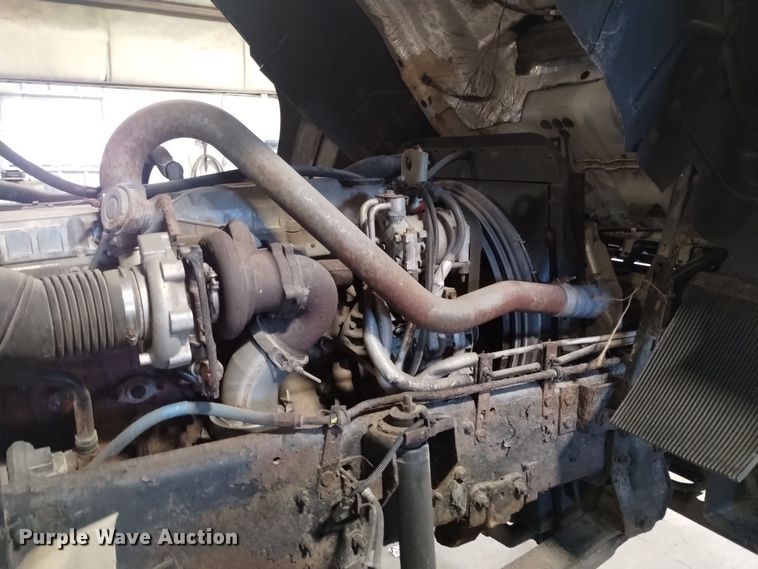 image for item DK8904 2003 GMC T7500  truck cab and chassis