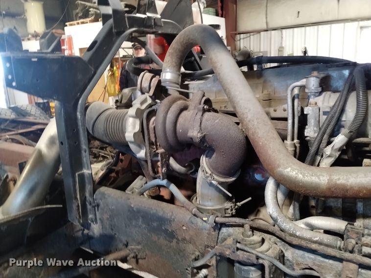 image for item DK8904 2003 GMC T7500  truck cab and chassis