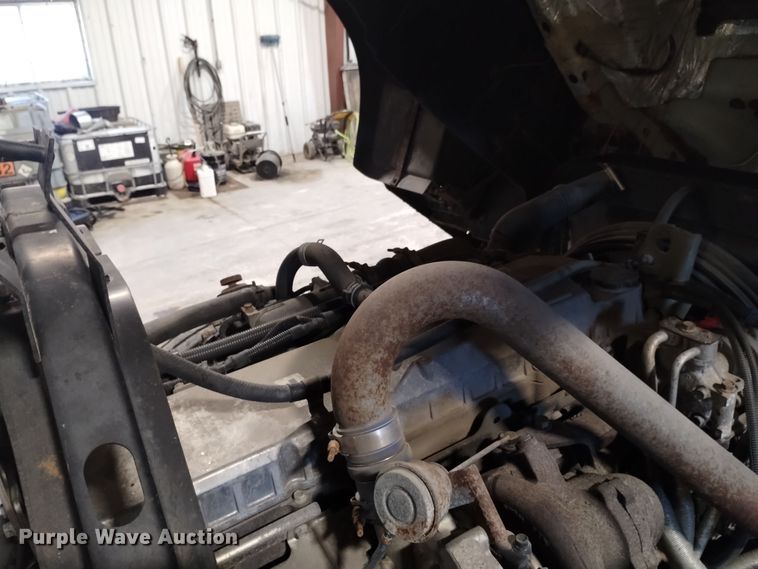 image for item DK8904 2003 GMC T7500  truck cab and chassis