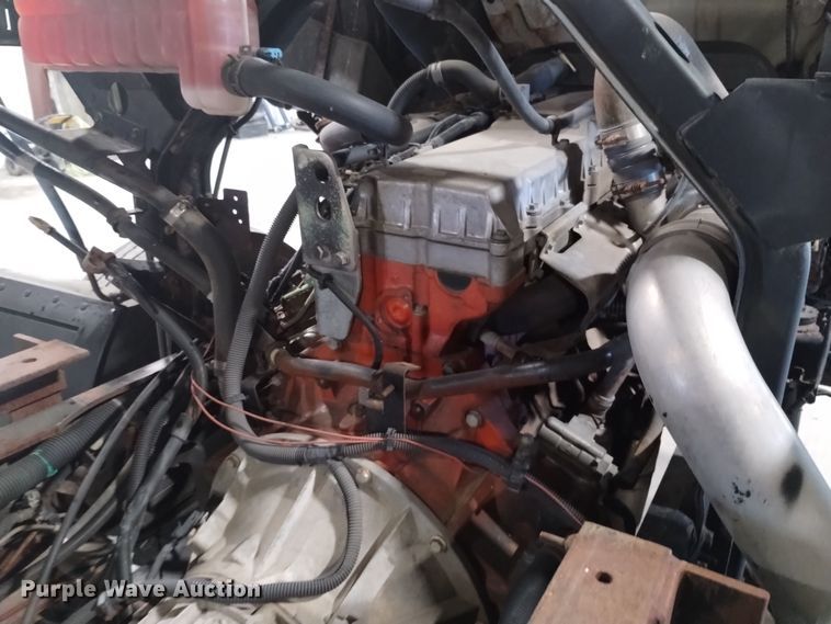 image for item DK8904 2003 GMC T7500  truck cab and chassis