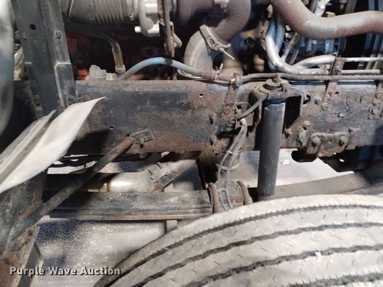 image for item DK8904 2003 GMC T7500  truck cab and chassis