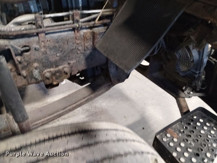 image for item DK8904 2003 GMC T7500  truck cab and chassis