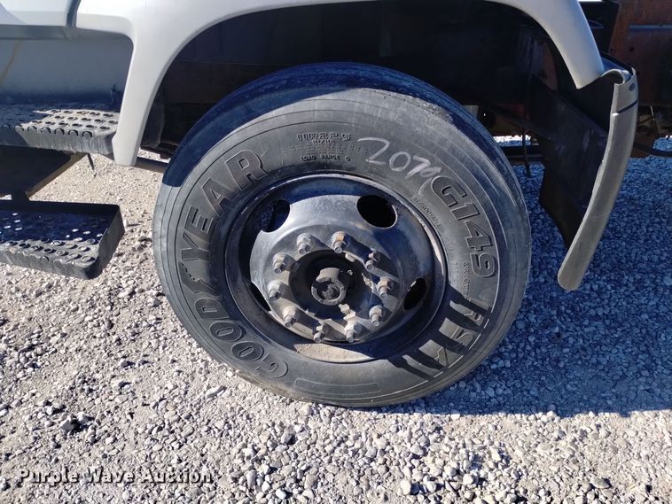 image for item DK8904 2003 GMC T7500  truck cab and chassis