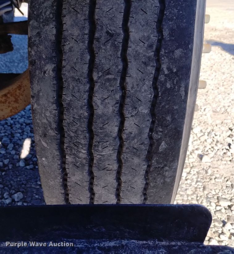 image for item DK8904 2003 GMC T7500  truck cab and chassis