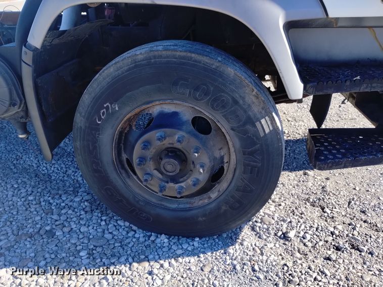 image for item DK8904 2003 GMC T7500  truck cab and chassis