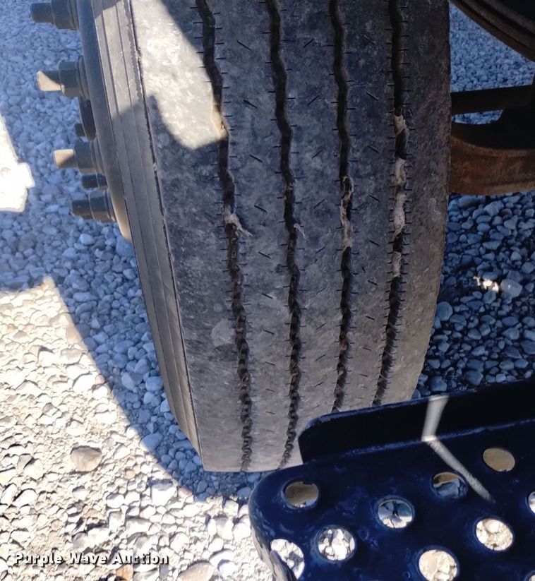 image for item DK8904 2003 GMC T7500  truck cab and chassis