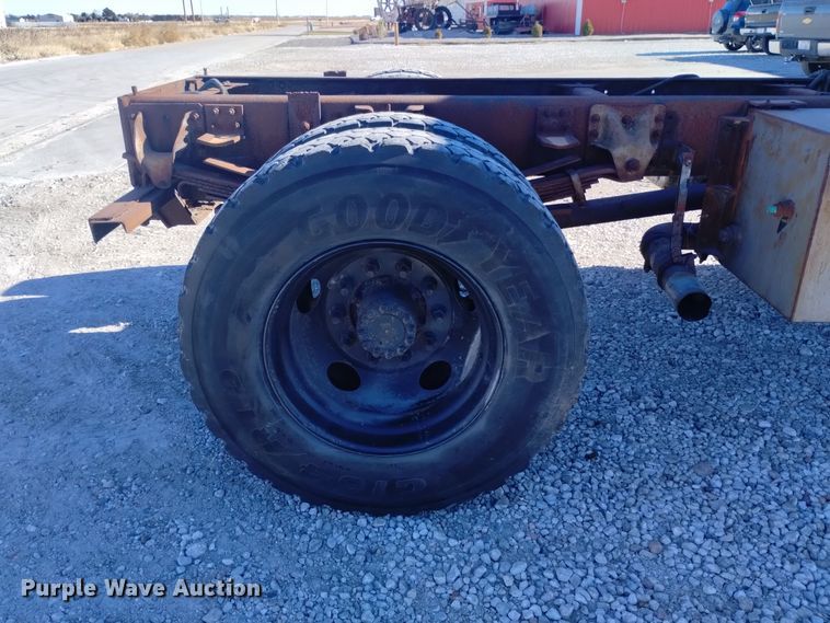 image for item DK8904 2003 GMC T7500  truck cab and chassis