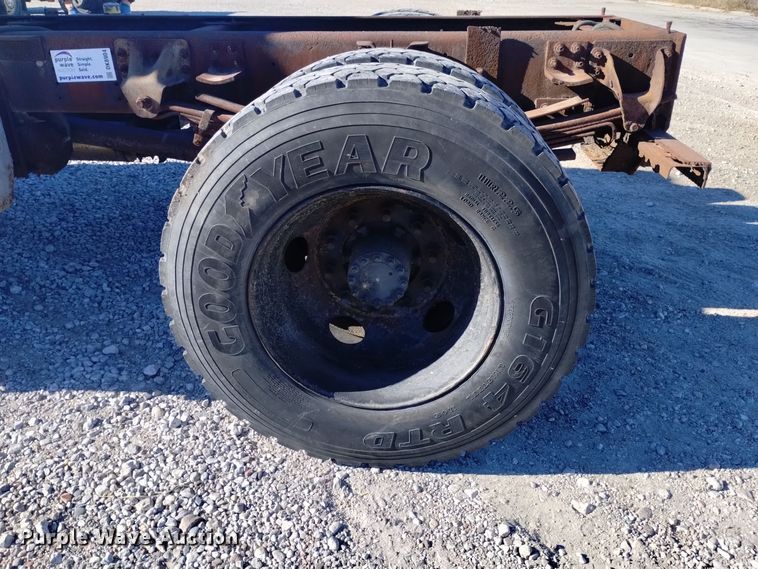 image for item DK8904 2003 GMC T7500  truck cab and chassis