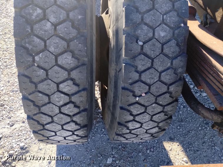 image for item DK8904 2003 GMC T7500  truck cab and chassis