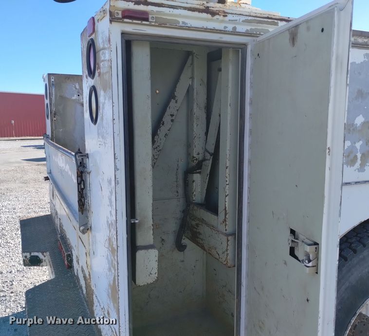 image for item DK8905 1998 International 4700  utility / service truck