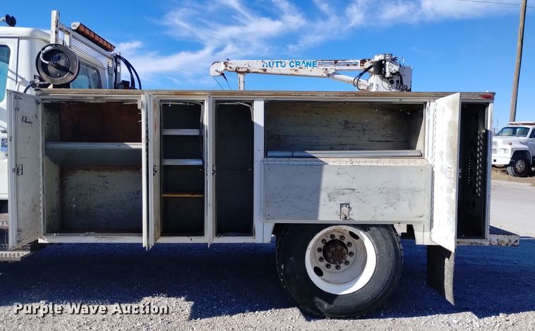 image for item DK8905 1998 International 4700  utility / service truck