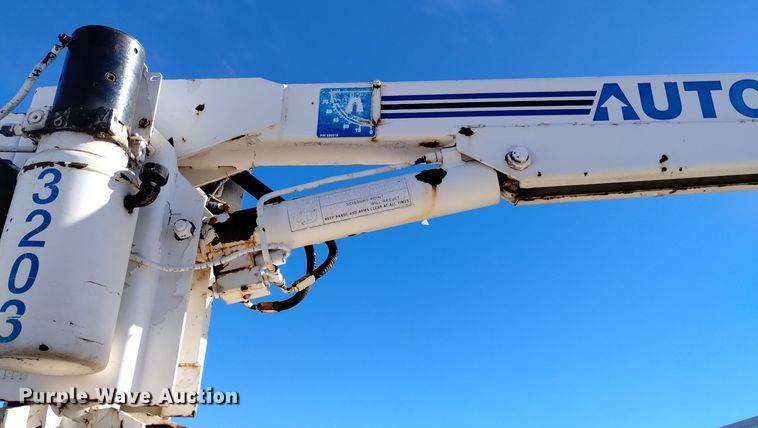 image for item DK8905 1998 International 4700  utility / service truck