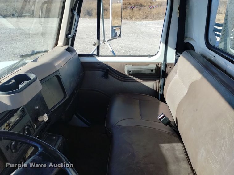 image for item DK8905 1998 International 4700  utility / service truck