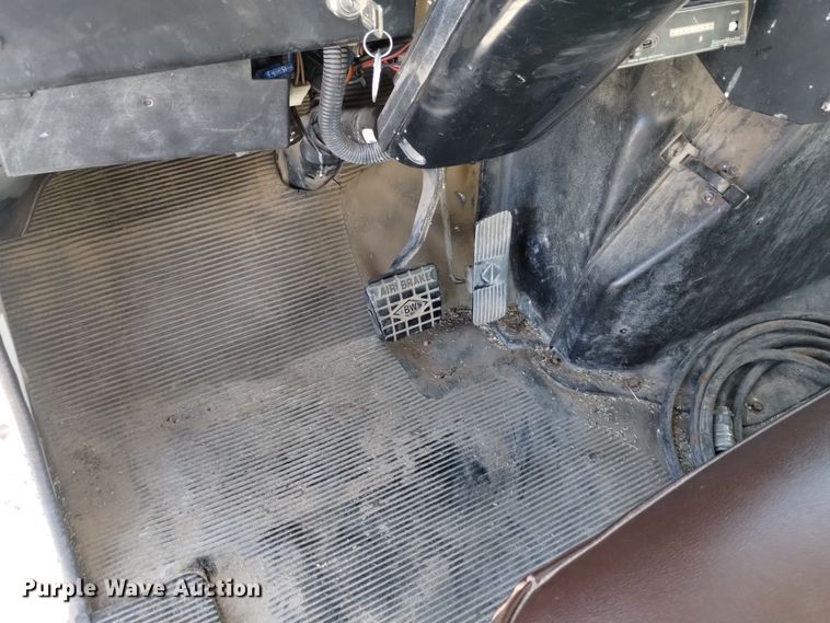 image for item DK8905 1998 International 4700  utility / service truck