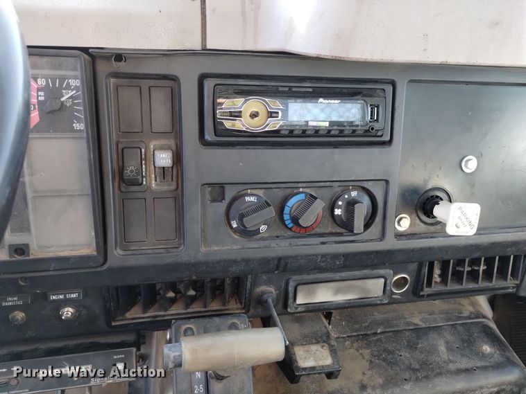 image for item DK8905 1998 International 4700  utility / service truck