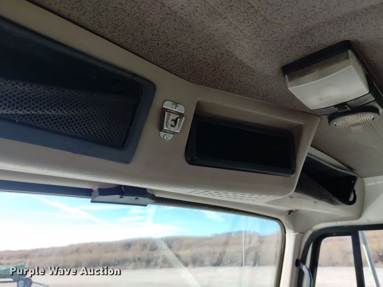 image for item DK8905 1998 International 4700  utility / service truck