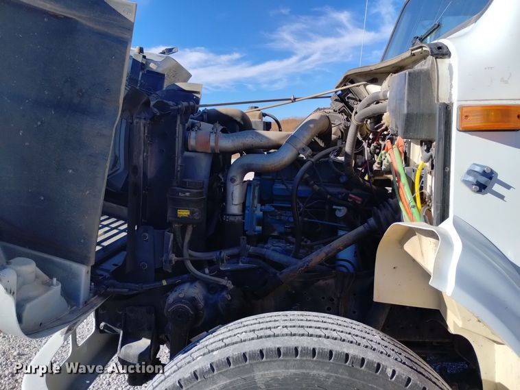 image for item DK8905 1998 International 4700  utility / service truck