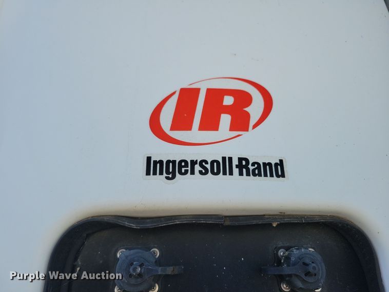 image for item DL7749 2006 Utility 3000R  refrigerated van trailer