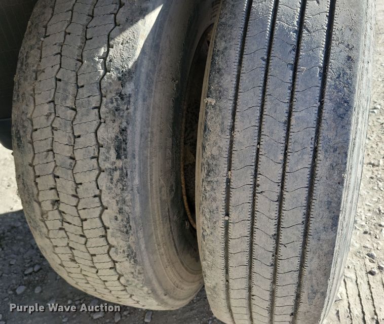 image for item DL7749 2006 Utility 3000R  refrigerated van trailer