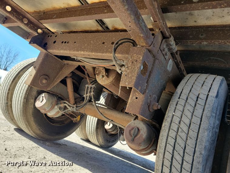 image for item DL7756 2005 Utility 3000R  refrigerated van trailer