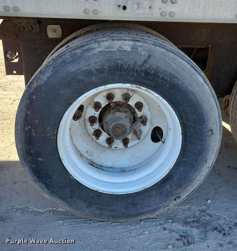 image for item DL7756 2005 Utility 3000R  refrigerated van trailer