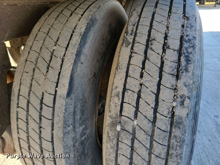 image for item DL7756 2005 Utility 3000R  refrigerated van trailer