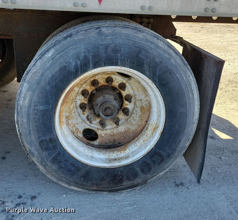 image for item DL7756 2005 Utility 3000R  refrigerated van trailer