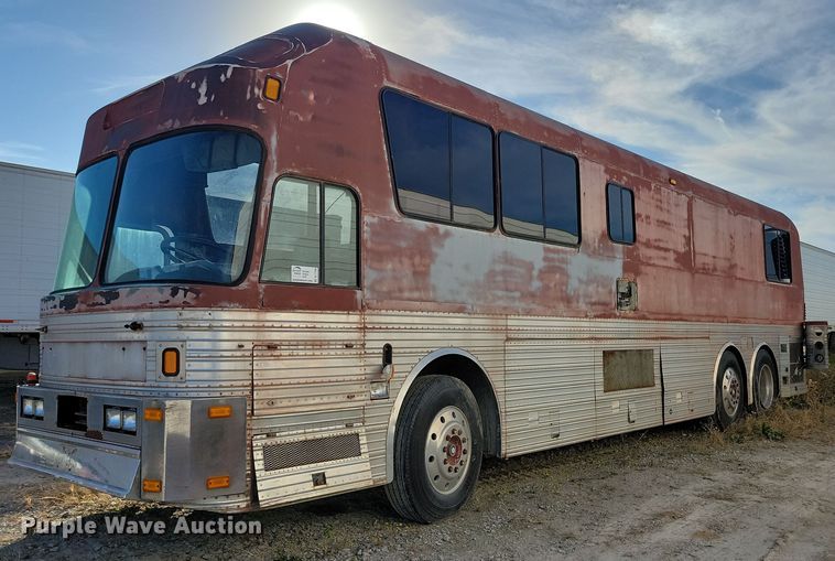 image for item DL7760 1971 Silver Eagle  bus