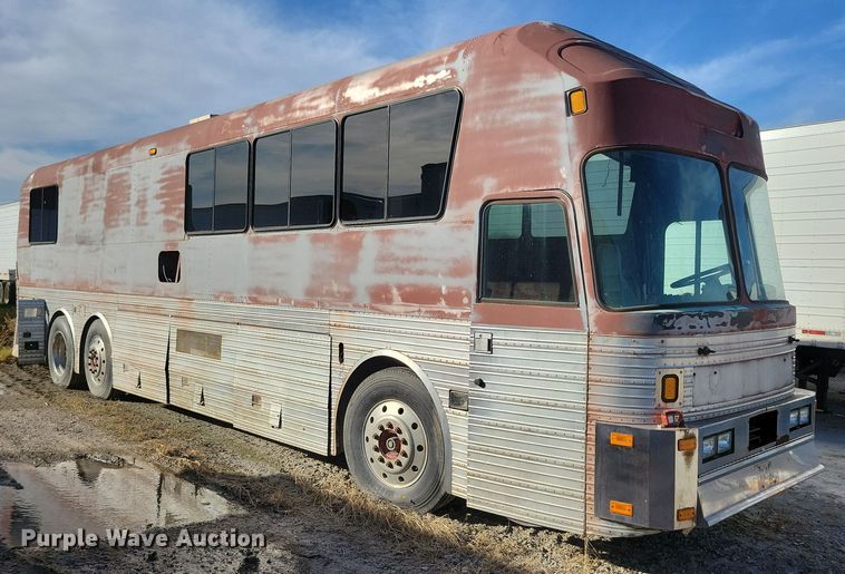 image for item DL7760 1971 Silver Eagle  bus