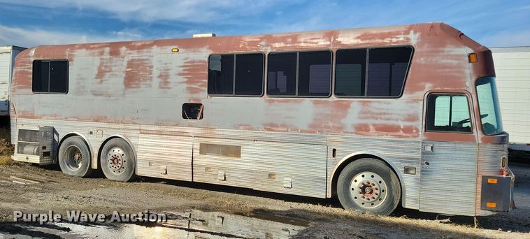 image for item DL7760 1971 Silver Eagle  bus