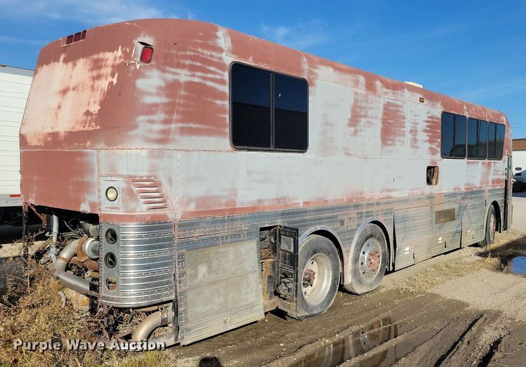 image for item DL7760 1971 Silver Eagle  bus