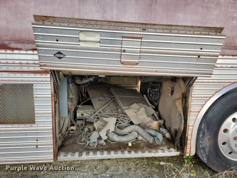 image for item DL7760 1971 Silver Eagle  bus