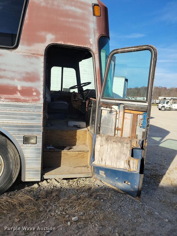 image for item DL7760 1971 Silver Eagle  bus