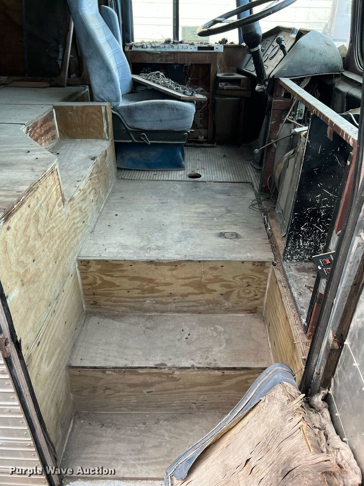 image for item DL7760 1971 Silver Eagle  bus