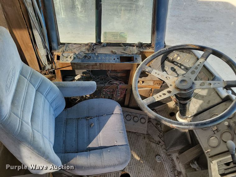 image for item DL7760 1971 Silver Eagle  bus