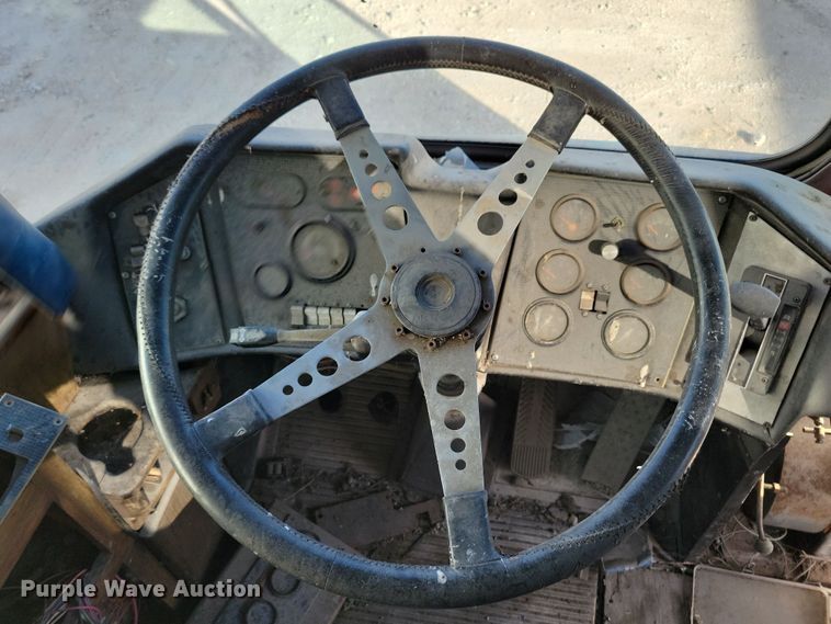 image for item DL7760 1971 Silver Eagle  bus