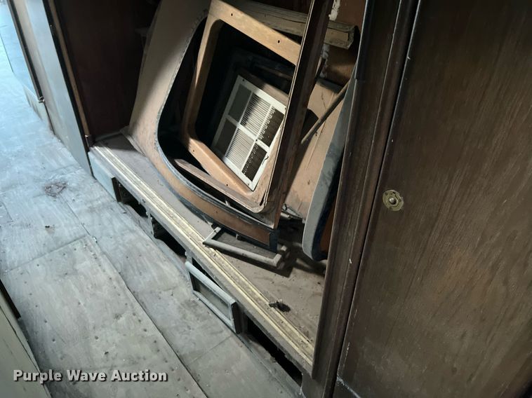 image for item DL7760 1971 Silver Eagle  bus