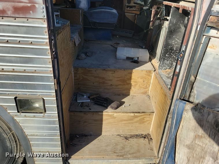 image for item DL7760 1971 Silver Eagle  bus