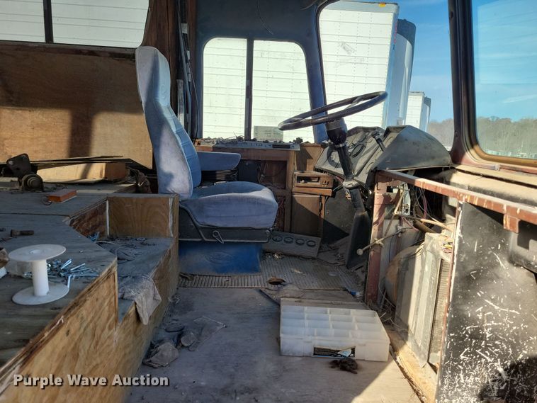 image for item DL7760 1971 Silver Eagle  bus