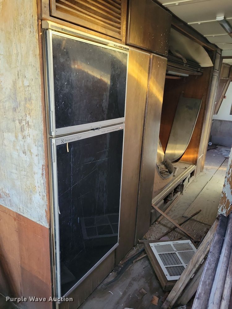 image for item DL7760 1971 Silver Eagle  bus