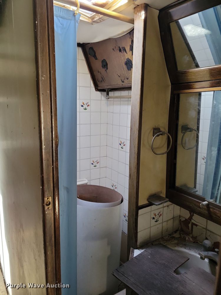 image for item DL7760 1971 Silver Eagle  bus