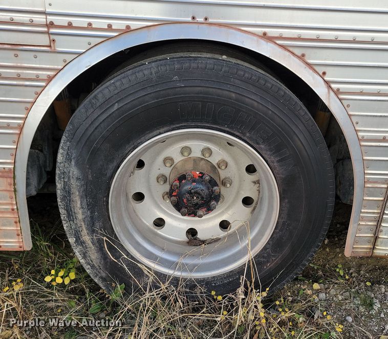 image for item DL7760 1971 Silver Eagle  bus