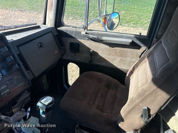 image for item DM2637 1989 Peterbilt 379  semi truck