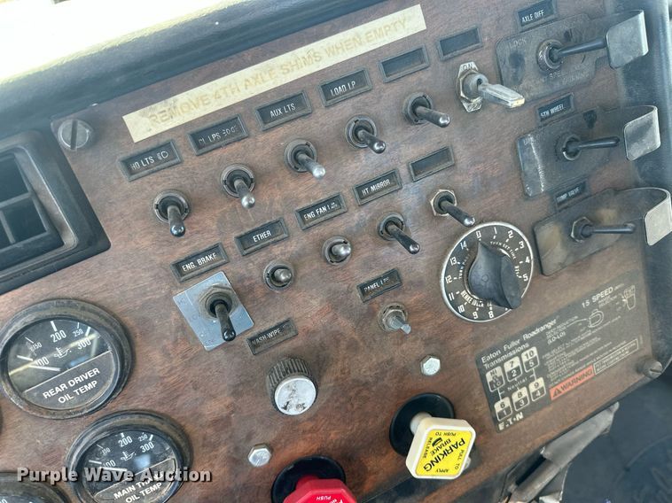 image for item DM2637 1989 Peterbilt 379  semi truck