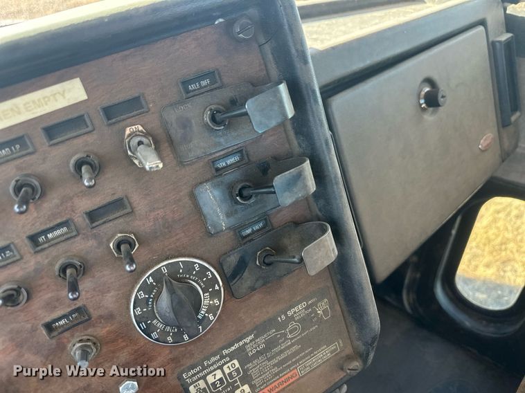 image for item DM2637 1989 Peterbilt 379  semi truck