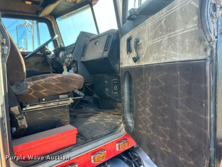 image for item DM2637 1989 Peterbilt 379  semi truck